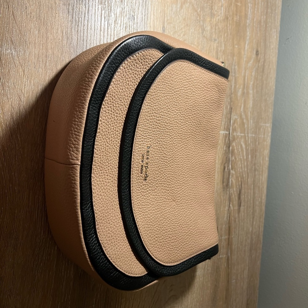 Kate Spade New York Cream Crossbody.Good condition.